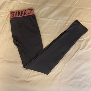 GYMSHARK grey leggings with pink waistband! Size: S